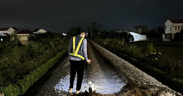 Đón tết trên đường ray xe lửa: 'Quen rồi, tôi thấy cũng vui'