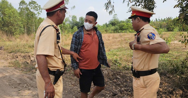 CSGT mật phục bắt xe ben chở đất chất 'cao như núi' phóng bạt mạng trên đường