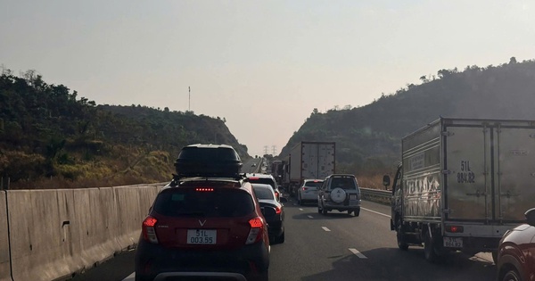 Vất vả, mất thời gian nhưng sao nhiều người vẫn chọn lái xe về quê ăn tết?