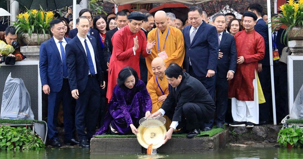 Chủ tịch nước v&agrave; phu nh&acirc;n c&ugrave;ng kiều b&agrave;o thả c&aacute; ch&eacute;p tại hồ Ho&agrave;n Kiếm