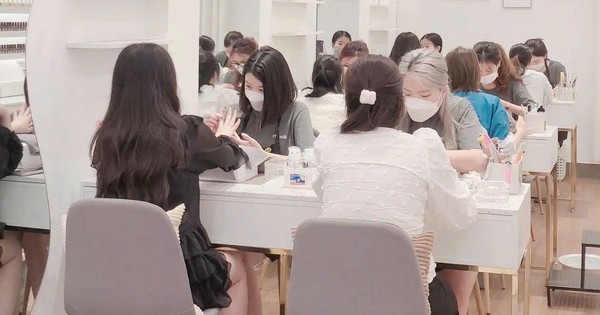 Gần tết, tiệm hớt tóc, tiệm nail... đông từ sáng đến tối, khách phải đặt lịch trước