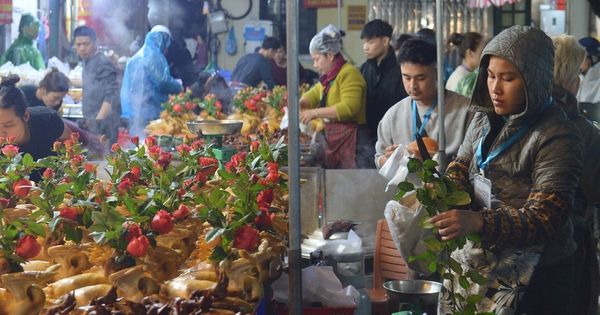 Gà cánh tiên giá nửa triệu tại chợ 'nhà giàu' cháy hàng dịp tết ông Công ông Táo