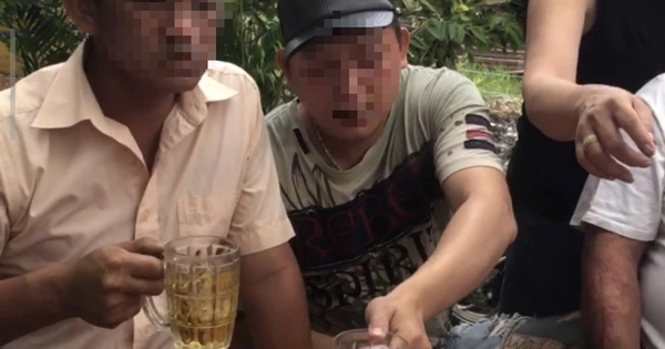 Ngày tết: Được mời rượu bia mừng xuân liên tục có thể gây căng thẳng ức chế