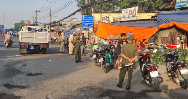 CSGT TP.HCM xử lý lấn chiếm vỉa hè, lòng đường quanh các chợ đầu mối dịp tết