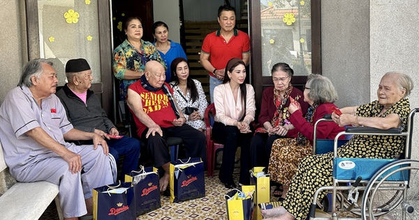 Lý Hùng nghẹn ngào khi cùng em gái Lý Hương thực hiện di nguyện của cha