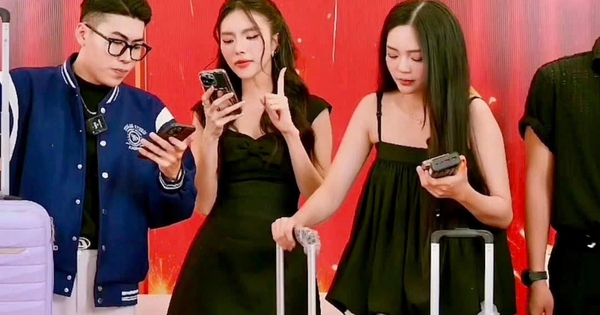 Làm mẫu livestream bán hàng chạy show dịp cận tết, thu nhập tăng gấp đôi