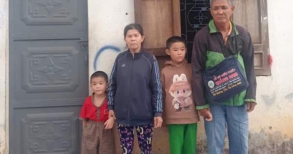 Ông lão bán vé số nuôi vợ bệnh và cháu nội trong cảnh nghèo khó
