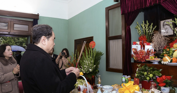 Chủ tịch Quốc hội d&acirc;ng hương tưởng nhớ Chủ tịch Hồ Ch&iacute; Minh tại Nh&agrave; 67