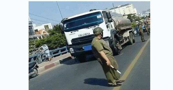 TP.HCM: Va chạm xe bồn trên cầu, một phụ nữ tử vong