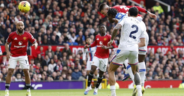 HLV Carrick thay đổi đặc biệt, M.U ngược dòng hạ Crystal Palace: Chính thức vào tốp 3