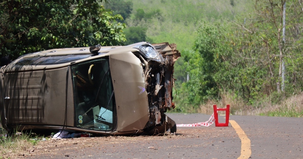 Đồng Nai: Xe 7 chỗ lật nghiêng trên đường, 2 bà cháu tử vong