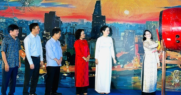 Phó chủ tịch UBND TP.HCM đánh trống khai hội Ngày thơ Việt Nam tại TP.HCM