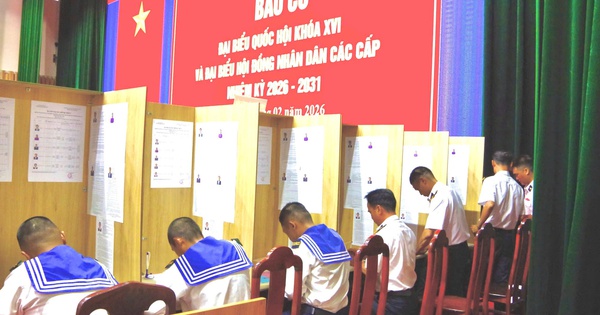 V&ugrave;ng 2 Hải qu&acirc;n bầu cử sớm tại bến, đưa th&ugrave;ng phiếu ra nh&agrave; gi&agrave;n DK1