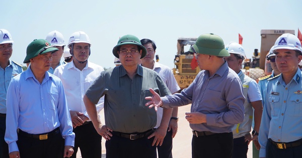 Thủ tướng kiểm tra sân bay Phù Cát, thống nhất rút ngắn 3 tháng tiến độ