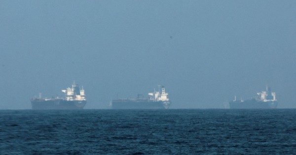 Tàu thương mại 'hóa thân' Trung Quốc để an toàn qua eo biển Hormuz bị phong tỏa