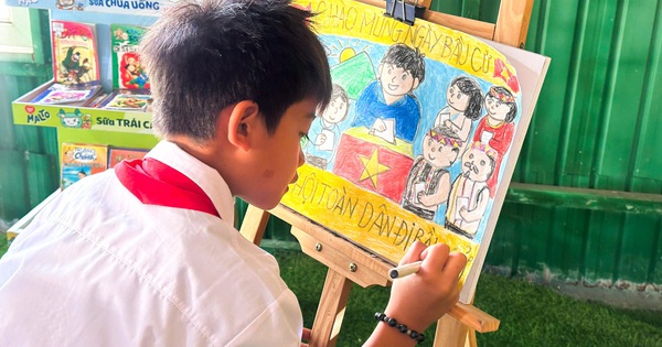 Học sinh người Xơ Đăng vẽ tranh cổ động ng&agrave;y bầu cử