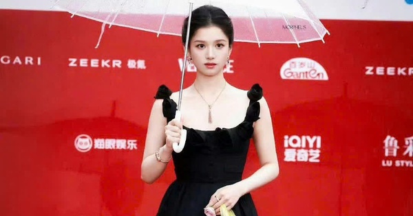 Trương Tịnh Nghi gây sốt với túi nilon trên thảm đỏ, thực chất là đạo cụ phim chứ không phải Balenciaga