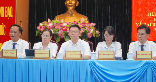 Ứng cử viên Quốc hội TP.HCM cam kết đầu tư y tế, cải cách pháp luật tại tiếp xúc cử tri