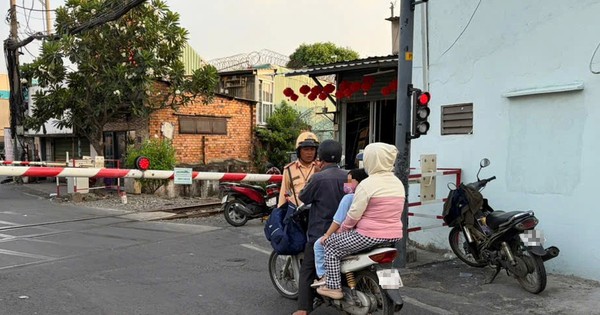 CSGT TP.HCM xử phạt hàng loạt vi phạm hành lang an toàn đường sắt Tô Ngọc Vân