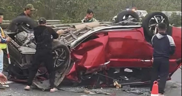 Tai nạn kinh hoàng trên cao tốc Pháp Vân - Cao Bồ, ô tô con lật ngửa sau va chạm với xe đầu kéo