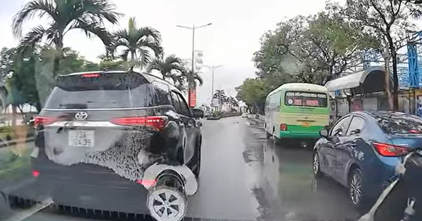 Quảng Trị: Xe ô tô di chuyển lạ, cảnh sát giao thông vào cuộc điều tra