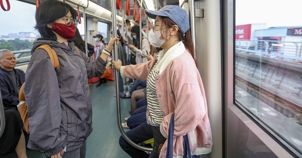 Giá Xăng Tăng, Người Dân Hà Nội Đổ Xô Dùng Tàu Điện Và Xe Điện