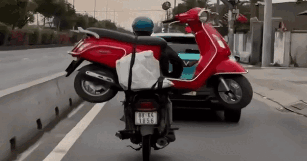 Người đàn ông chở xe tay ga ngang trên yên xe máy gây nguy hiểm trên quốc lộ 22
