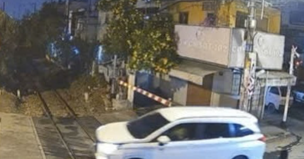 Tài xế ô tô bị phạt nguội vì cố tình vượt barie đường sắt đang hạ tại TP.HCM