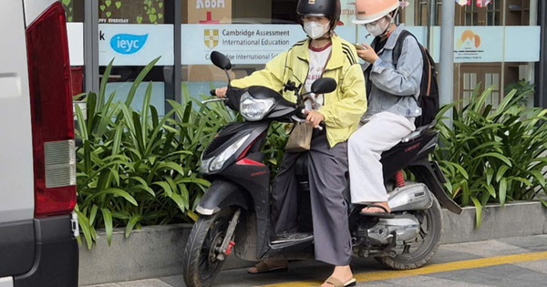 Giá xăng tăng cao, người trẻ TP.HCM rủ nhau đi chung xe để tiết kiệm chi phí