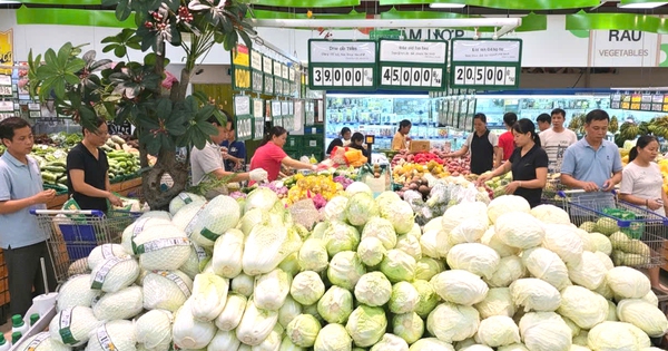 Người dân TP.HCM khéo léo chi tiêu, siêu thị giữ giá ổn định giữa bão giá