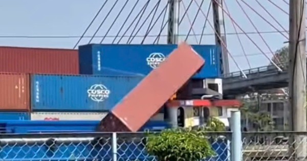 Sà Lan Vướng Dây Điện, Container Rơi Xuống Kênh Chợ Gạo Ở Đồng Tháp
