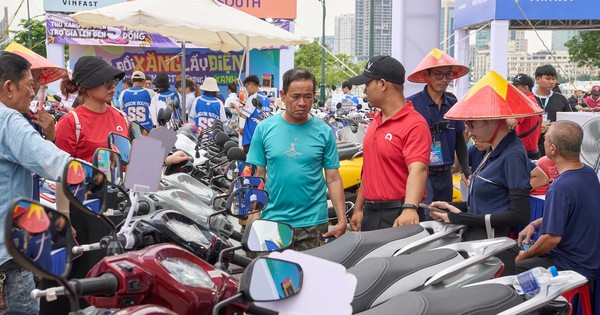 Cơn bão giá xăng thúc đẩy làn sóng chuyển đổi sang xe điện tại Việt Nam