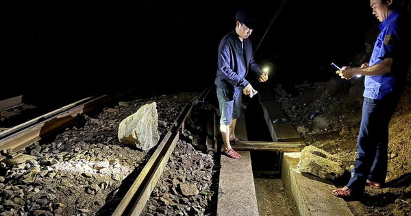 Đèo Hải Vân: Đá Rơi Liên Tiếp Gây Gián Đoạn Đường Sắt, Tàu Phải Tạm Dừng