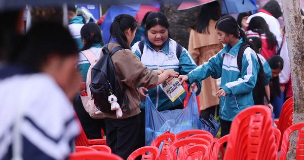Học sinh Quảng Trị tự giác nhặt rác sau chương trình Tư vấn mùa thi 2026