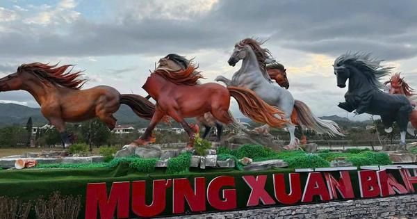 Hai trẻ 9 và 7 tuổi đập phá linh vật ngựa 'Mã đáo thành công' ở Quảng Trị