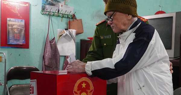 Cụ &ocirc;ng 106 tuổi 16 lần đi bầu cử Quốc hội, bỏ phiếu đ&uacute;ng ng&agrave;y sinh nhật