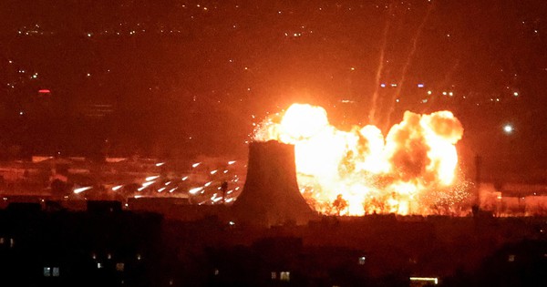 Israel tuyên bố phá hủy máy bay của cố lãnh tụ Iran tại Tehran, Iran cảnh báo tàu sân bay Mỹ