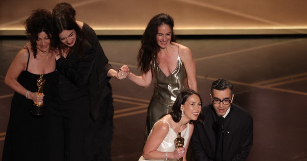 Khoảnh khắc hỗn loạn tại Oscar khi hai đề cử bất ngờ cùng thắng một giải