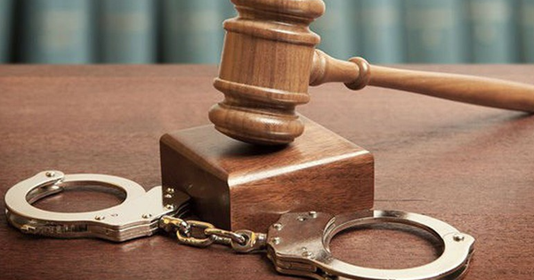 Cựu hiệu trưởng bị truy tố vì lạm thu tiền dạy thêm