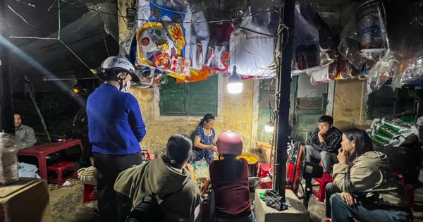 Quán bánh canh 'đồ mã' ở Huế: Khách tự bưng ghế, kiên nhẫn chờ