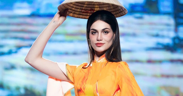 Miss Charm 2025 Anna Blanco diện áo dài diễn thời trang cùng nghệ sĩ Việt