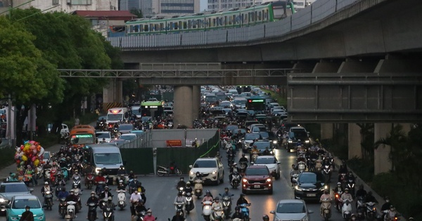 Hà Nội: Xuất hiện 'lô cốt' dự án chống ngập, đường Nguyễn Trãi tắc càng thêm tắc