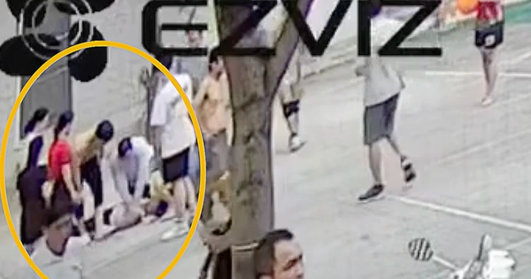 Người đàn ông đột quỵ trên sân bóng, may mắn gặp bác sĩ bế con ngang qua