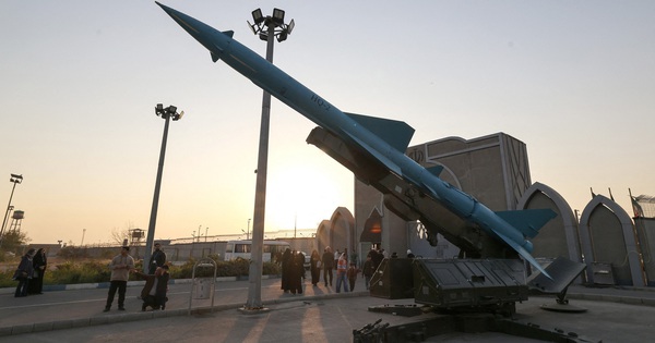 Iran sử dụng tên lửa mới tấn công Israel và căn cứ Mỹ