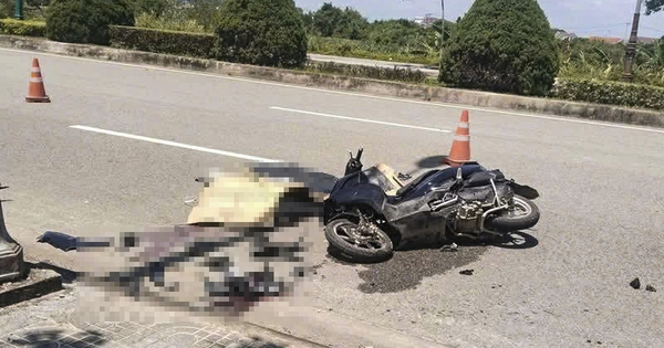 Chạy xe máy tông vào trụ đèn chiếu sáng, 2 thanh niên tử vong