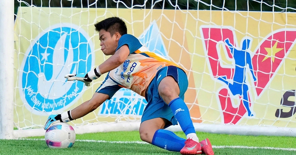 Chàng thủ môn dũng mãnh có trái tim ấm áp