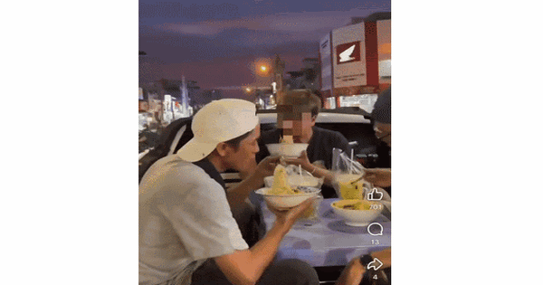 Nhóm người bày bàn ghế, ngồi ăn trên thùng xe bán tải đang chạy ở TP.HCM