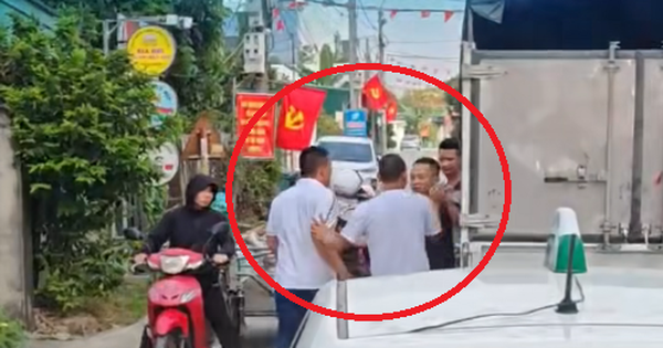 Đỗ xe giữa đường còn đánh người