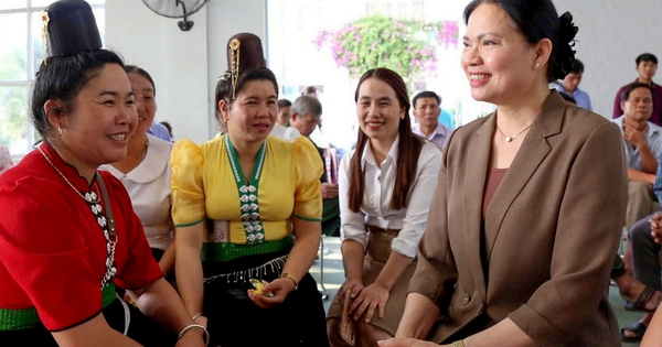 Bà Hà Thị Nga trả lời cử tri về xây dựng nhà văn hóa thôn, bản