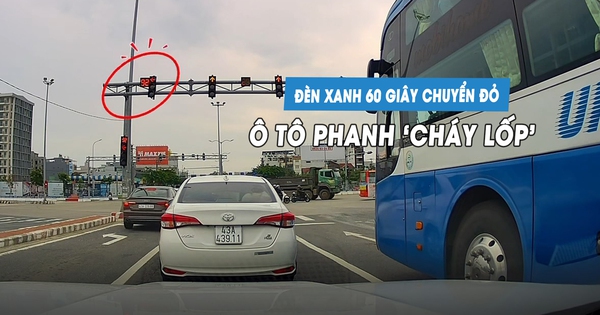 Đèn xanh đang gần 60 giây bất ngờ chuyển đỏ, ô tô con phanh 'cháy lốp'